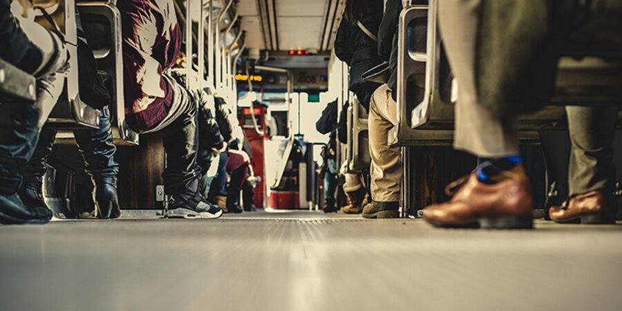 Während einer Busfahrt können sich gute Gespräche ergeben. Foto: pixabay.com