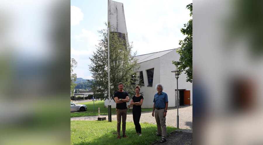 In zahlreichen Gesprächen haben Pfarrer Hans-Jürgen Bäumer (links) und die Investoren Sandra Glados sowie Reimund Köster-Glados ausgeleuchtet, welche Zukunft für die Kirche denkbar ist. Fotos: Hans-Albert Limbrock