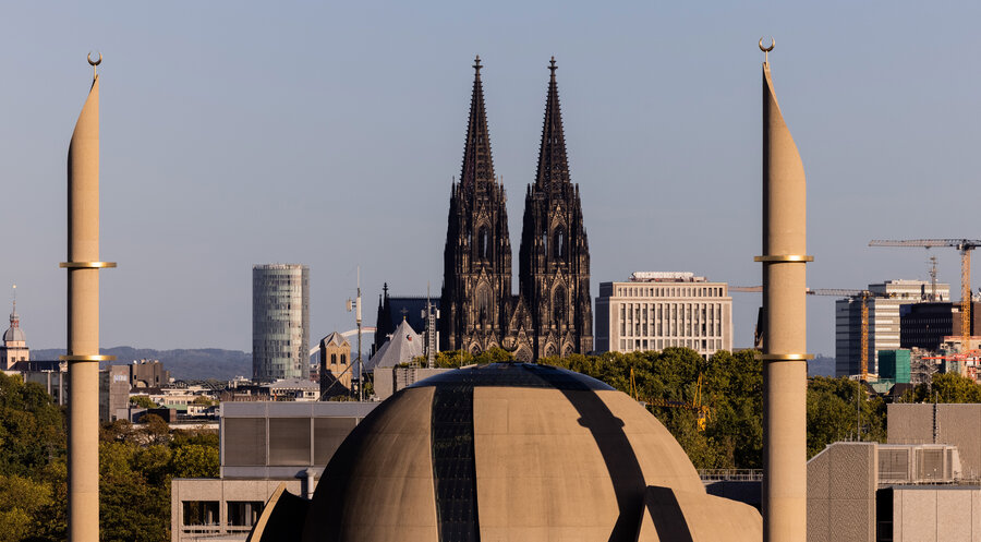 Köln: Im Vordergrund ist die Zentralmoschee der DITIB (Türkisch-Islamische Union der Anstalt für Religion) zu sehen, dahinter der Kölner Dom. Foto: picture alliance/dpa | Rolf Vennenbernd
