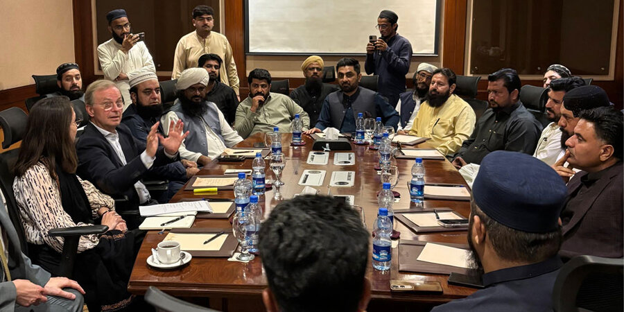 Thomas Rachel im Gespräch mit islamischen Rechtsgelehrten und Bezirksregierung in Karachi, die sich bei einer jüngsten Blasphemieanschuldigung in Baldia Town für den Schutz der beschuldigten christlichen Familie eingesetzt haben.