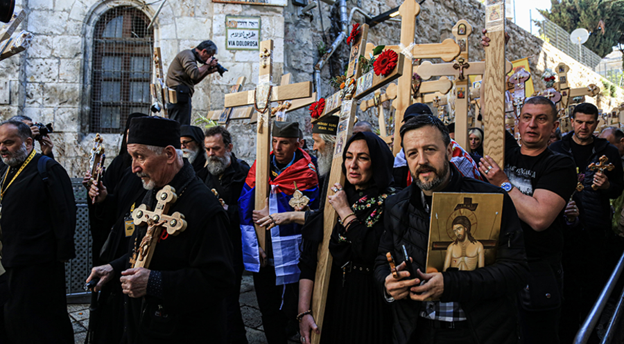 Auf dem Prozessionsweg: Christen pilgern vor allem am Karfreitag mit Kreuzen auf der Via Dolorosa in Jerusalem. Foto: Picture Alliance/ZUMAPRESS.com/Saeed Qaq
