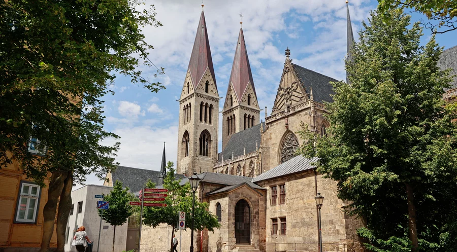 Der Dom St. Stephanus und St. Sixtus gehört zu den schönsten gotischen Kathedralen Deutschlands. Foto: picture alliance/dpa | Matthias Bein