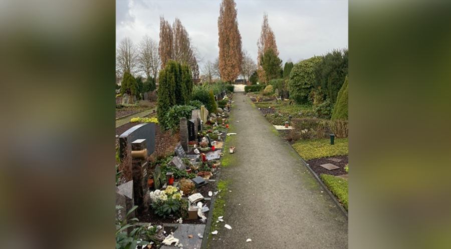 Unter anderem wurden Grabdekorationen herausgerissen. Foto: Polizei Gütersloh