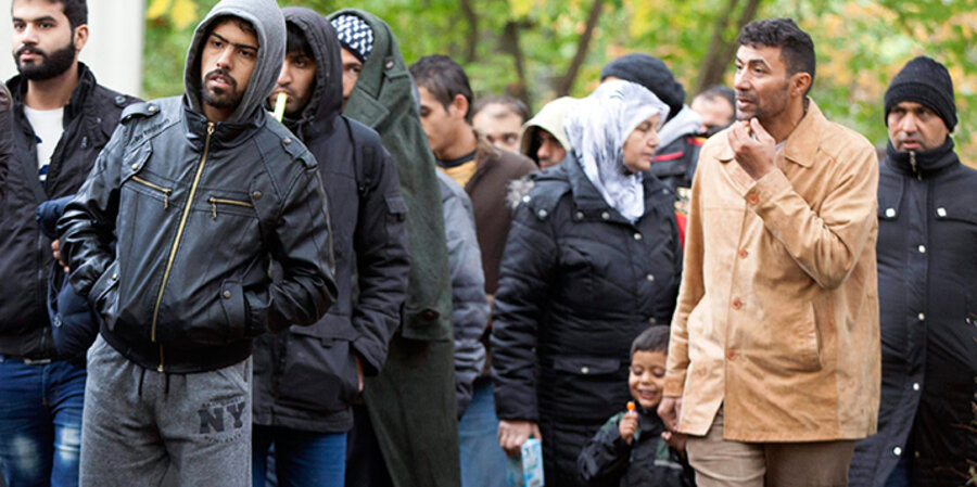 Die asylsuchenden Flüchtlinge warten auf ihre Registrierung bei den deutschen Ämtern. Foto: picture-alliance/Jochen Eckel