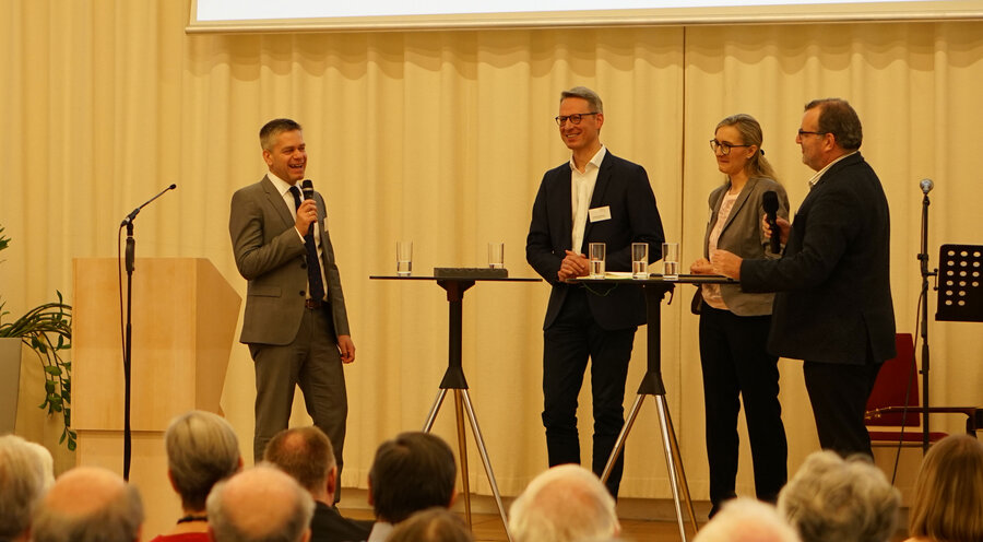 v.l.n.r.: Johannes Wischmeyer, Johannes Berner, Annette Reif und Moderator Matthias Hanßmann. Foto: ChristusBewegung Lebendige Gemeinde