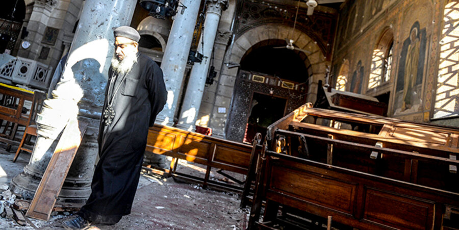 Ein koptischer Geistlicher durchschreitet die durch eine Explosion teilweise verwüstete Kirche Sankt Peter und Paul in Kairo. Foto: picture-alliance/dpa