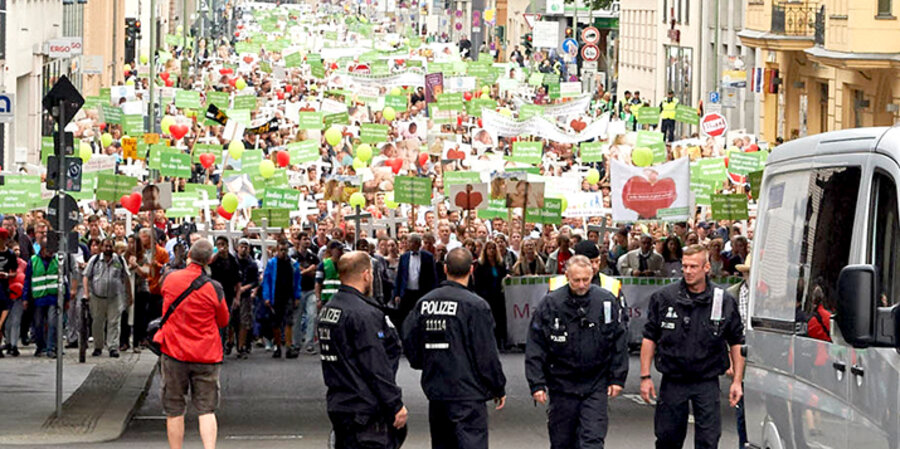 Etwa 1.300 Polizeibeamte sperrten die Demonstrationswege weiträumig ab. Foto: idea/kwerk.eu