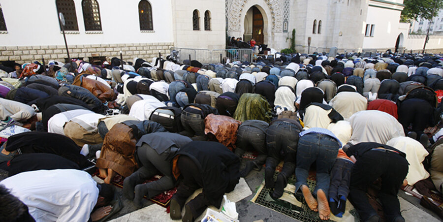 Muslime beim Freitagsgebet vor einer Moschee in Paris. Foto: picture-alliance/BSIP