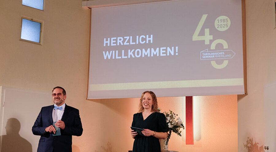 Der Rektor des Theologischen Seminars Rheinland, Steffen Schulte (links), bei der Jubiläumsfeier. Foto:TSR