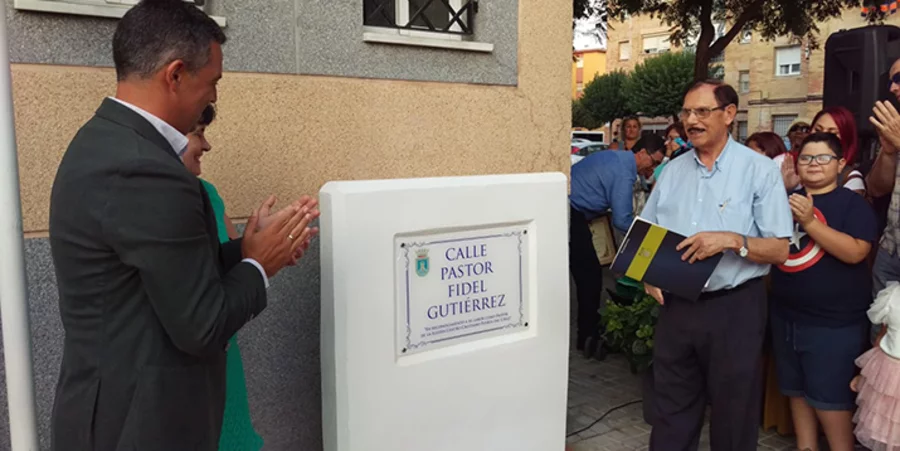 Bei der Einweihung lobte der Bürgermeister Javier Ruiz Pastor Fidel Gutiérrez (blaues Hemd) für seinen Einsatz in der Stadt. Foto: Ayuntamiento de Rota