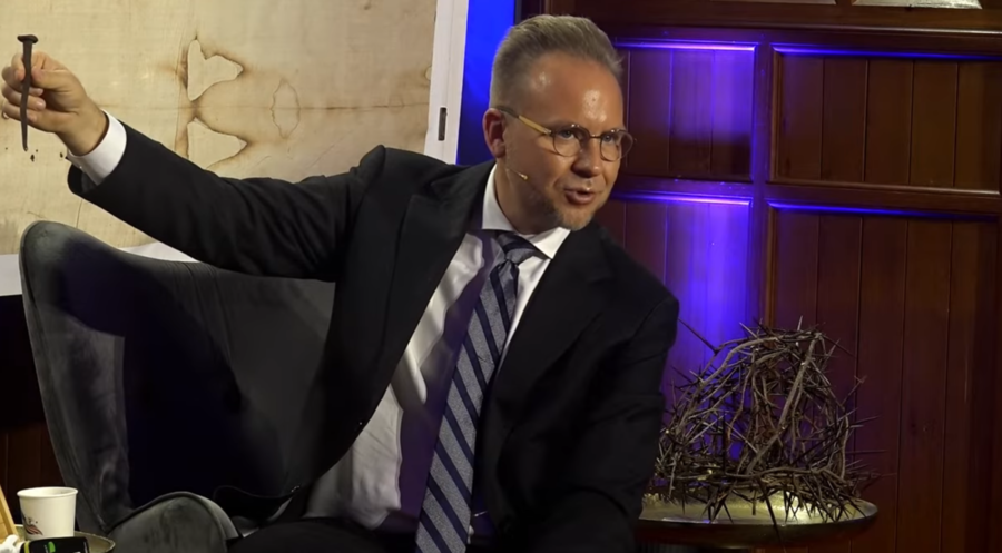 Der Neutestamentler und Pastor Jeremiah Johnston mit einem römischen Kreuznagel in der Hand. Screenshot: Youtube/USA House Davos