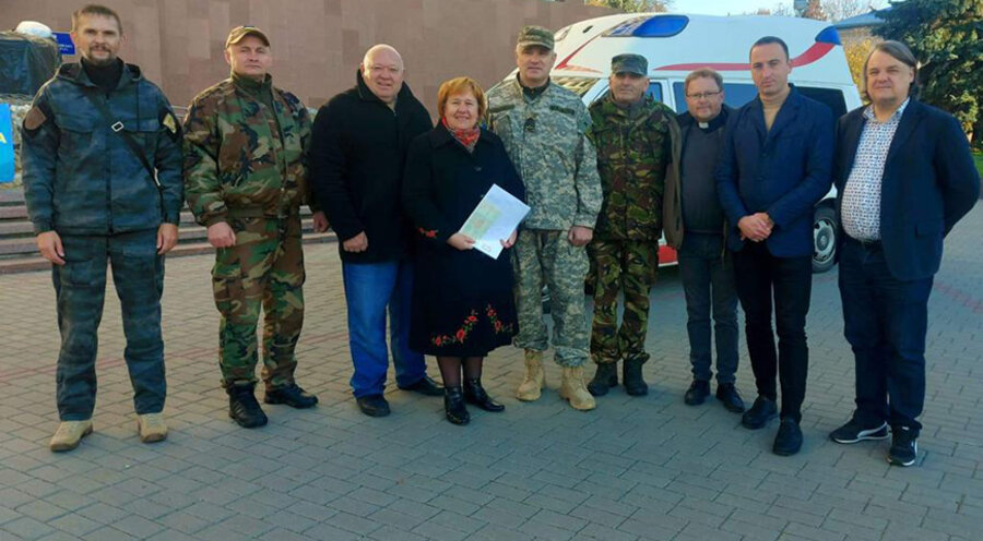 Pastor Andreas Hamburg (dritter von rechts) mit Ukrainern und dem gespendeten Krankenwagen in Iwano-Frankiwsk. Foto: St.-Markus-Gemeinde