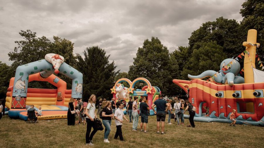 Die Kinder konnten sich unter anderem über vier Hüpfburgen auf der Veranstaltung freuen. Foto: Simon Zimpfer