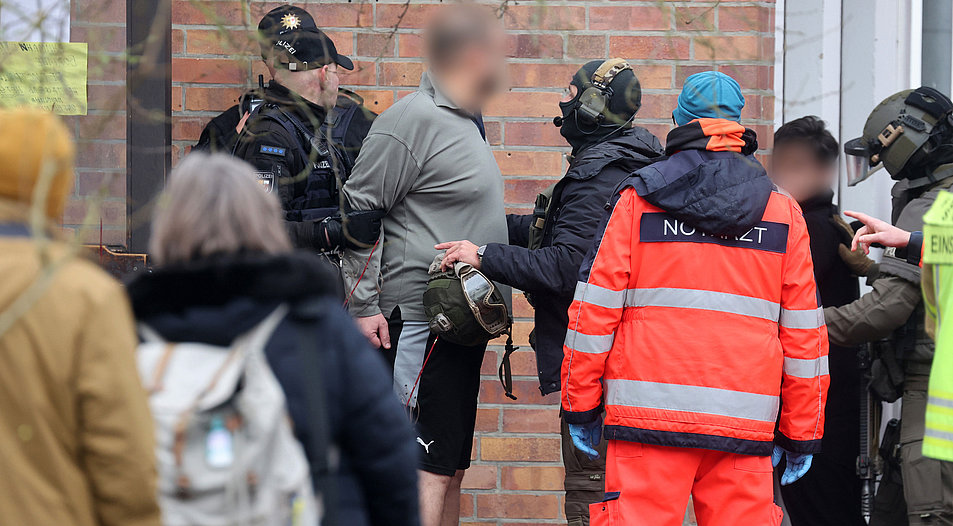 Eine Spezialeinheit der Polizei holt die beiden Männer aus der Kirchengemeinde. Foto: picture alliance/dpa | Bernd Wüstneck