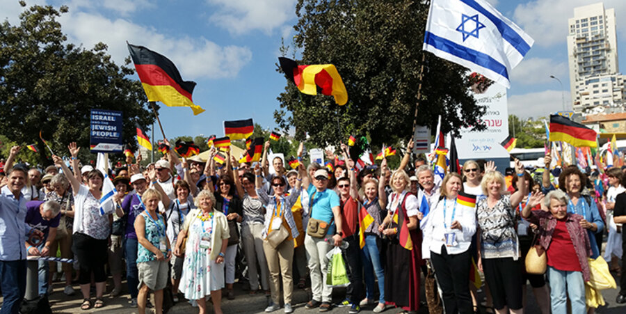 Die Christen schwenkten die Fahnen ihrer Länder, sangen hebräische Lieder und bekundeten mit Rufen wie „Wir lieben Israel“ und „Israel, du bist nicht allein“ ihre Solidarität mit Land und Leuten. Foto: ICEJ