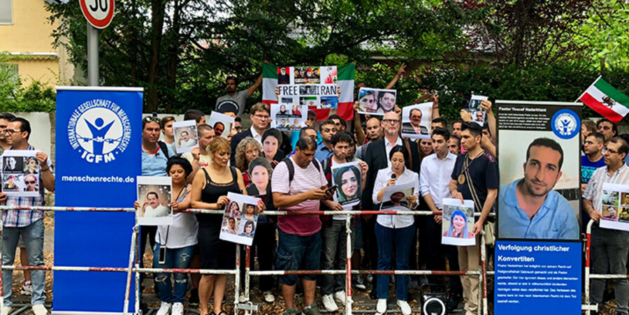 Rund 80 Teilnehmer kamen zur Mahnwache gegenüber der iranischen Botschaft in Berlin. Foto: Uwe Heimowski