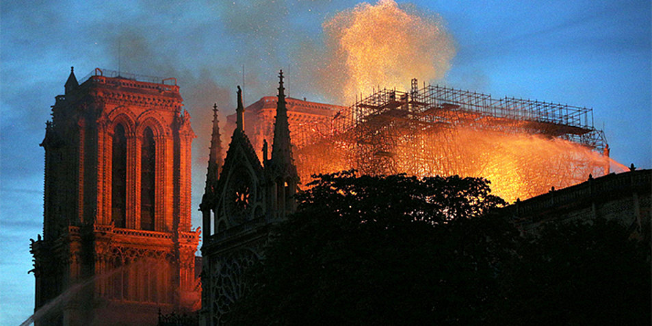 In der weltberühmten Kathedrale Notre-Dame in Paris war am Montagabend ein Feuer ausgebrochen. Über dem Wahrzeichen waren Flammen und eine riesige Rauchsäule zu sehen. Foto: picture-alliance/Photoshot