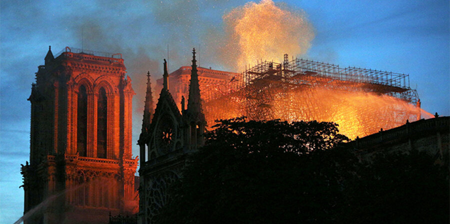 In der weltberühmten Kathedrale Notre-Dame in Paris war am Montagabend ein Feuer ausgebrochen. Über dem Wahrzeichen waren Flammen und eine riesige Rauchsäule zu sehen. Foto: picture-alliance/Photoshot