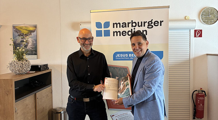 Stellten die neue „Demenzbibel“ vor: Der Vorstandsvorsitzende der Stiftung Marburger Medien, Karsten Hüttmann (re.), und der Leiter der Unternehmenskommunikation der DGD Stiftung, Andreas Schmidt. Foto: IDEA/Manuel Probst