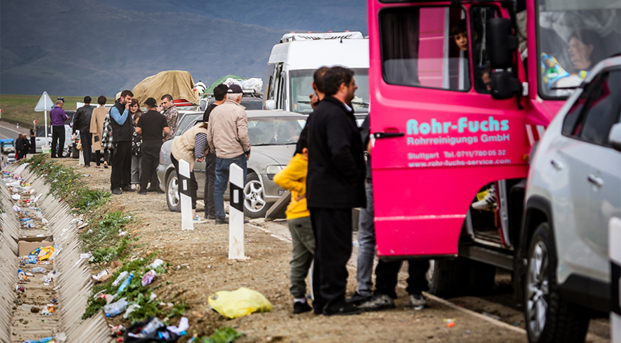 Zehntausende Menschen aus Bergkarabach passierten Ende September den Grenzort Kornidzor, Armenien. Foto: IMAGO/André Hirtz