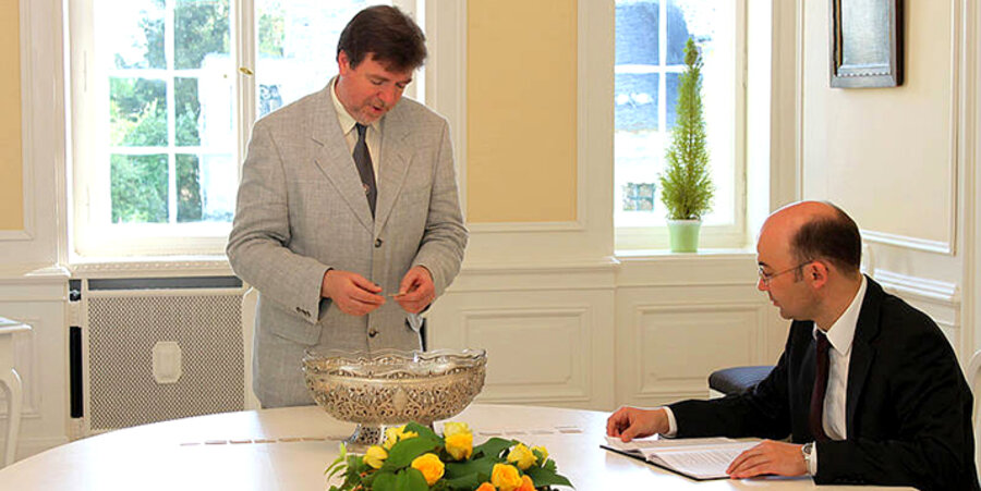 Pfarrer Erdmann Becker (links) beim Ziehen der Losungen. Foto: Evangelische Brüder-Unität