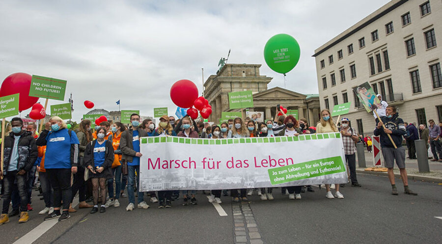 Rund 4.500 Menschen nehmen am Marsch für das Leben in Berlin teil. Veranstalter ist der Bundesverband Lebensrecht. Foto: IDEA/Markus Pletz