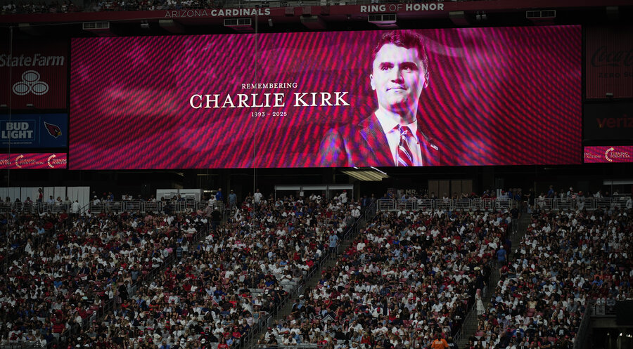 Rund 70.000 Menschen nahmen an der Trauerfeier für Charlie Kirk im American-Football-Stadion in Arizona teil. Foto: picture alliance / ASSOCIATED PRESS | John Locher
