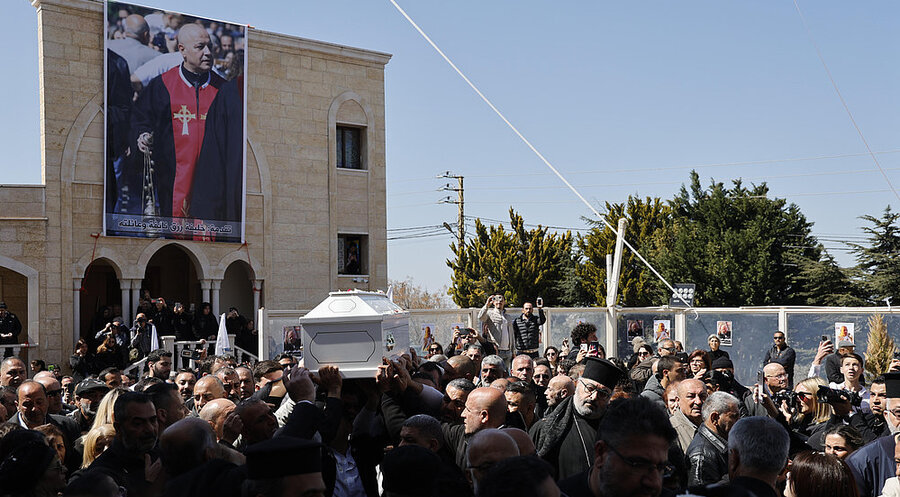An der Beisetzung des getöteten maronitischen Priesters Pierre al-Raï (auf dem Foto an der Mauer abgebildet) in Qlayaa nahmen Hunderte Menschen teil. Foto: picture alliance/Anadolu|Ramiz Dallah