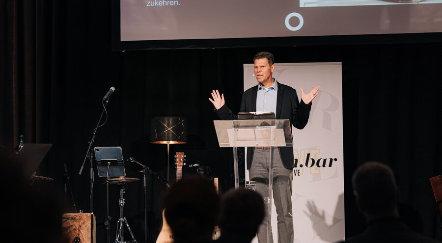Der Pastor der Freien evangelischen Gemeinde (FeG) München-Mitte, Matthias Lohmann, bei der ersten offen.bar-LIVE-Konferenz „Wortschatz“ in Bergneustadt. Foto: Forum Wiedenest/Abel Hoffmann