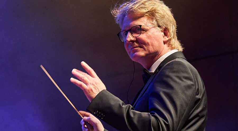 Lädt zum Mitsingen ein: Der Gründer und Leiter der Worship Symphony, Friedemann Meussling. Foto: Dr. Michael Immendörfer