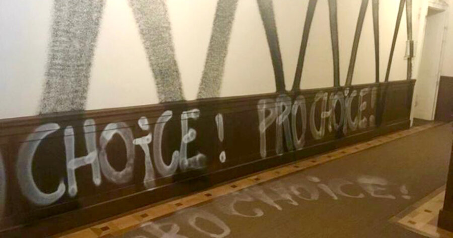 Die Täter brachen in der Nacht vom 5. zum 6. Oktober in das Gebäude ein, zerschlugen Fensterscheiben und schmierten auf Wände und Boden mit schwarzer und weißer Farbe den Spruch „Pro Choice!“. Foto: 1000plus