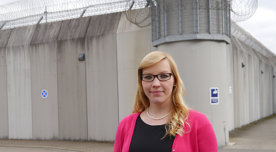 Christina Tabea Brucker vor der JVA Celle. Brucker hat Sicherheitsmanagement an der Hochschule für Polizei in Hamburg studiert. Foto: Schwarzes Kreuz