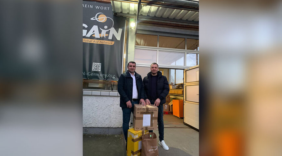 v. l.: Die beiden Vorsitzenden der Moscheegemeinde Ercan Demirci und  Serkan Gürgülü bei der Spendenübergabe. Foto: DITIB