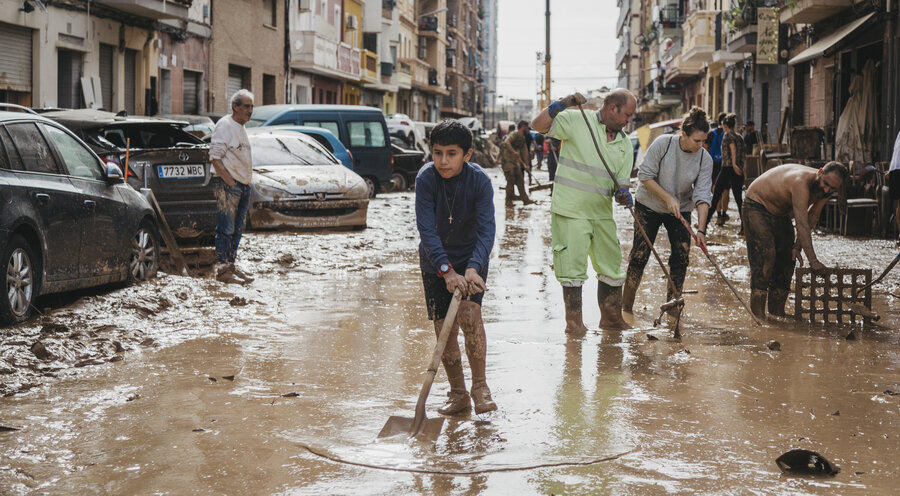 Bewohner in Valencia nach der Flut. Foto: picture alliance / Anadolu | Borja Abargues