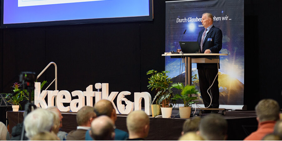 Auf der "kreaticon 2019" sprachen unter anderem der Informatiker und Evangelist Werner Gitt. Foto: schöpfung.info/Alexander Rempel