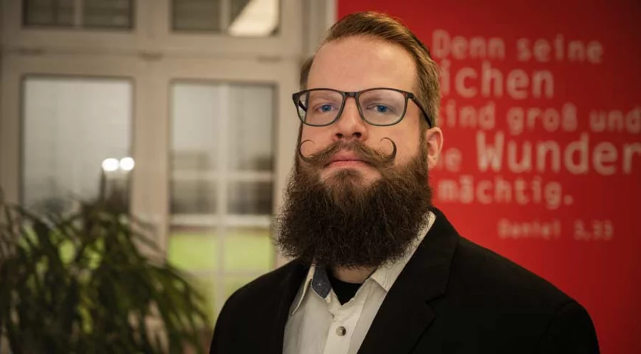 „Wer so ein Lebensmodell gutheißt, steht im klaren Widerspruch zum Eheverständnis der Heiligen Schrift“: IDEA-Redakteur Daniel Scholaster
