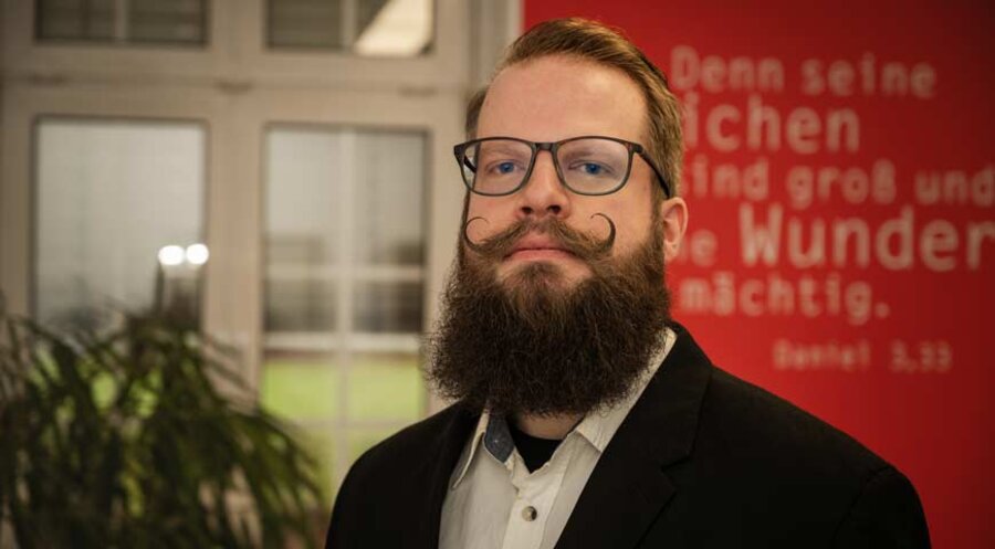 „Wer so ein Lebensmodell gutheißt, steht im klaren Widerspruch zum Eheverständnis der Heiligen Schrift“: IDEA-Redakteur Daniel Scholaster