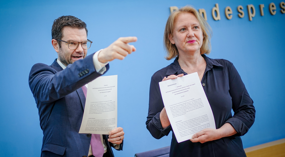 Marco Buschmann (FDP) und Lisa Paus (Bündnis 90/Die Grünen) stellten das Selbstbestimmungsgesetz vor. Foto: Picture Alliance/Kay Nietfeld