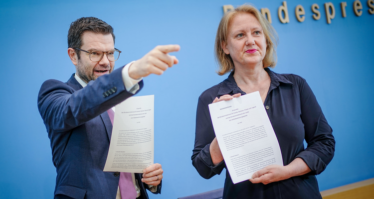 Marco Buschmann (FDP) und Lisa Paus (Bündnis 90/Die Grünen) stellten das Selbstbestimmungsgesetz vor. Foto: Picture Alliance/Kay Nietfeld