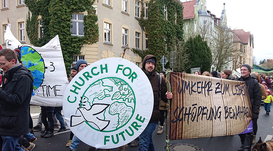Im Mai 2022 waren auch Vertreter der Kirchenleitung aus der Evangelischen Kirche Berlin-Brandenburg- schlesische Oberlausitz bei einer Demonstration von „Fridays for Future“ in Berlin dabei. Foto: ekbo.de