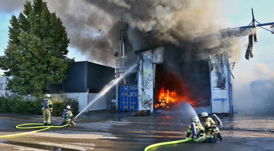 Die Feuerwehr löscht Silos auf dem Gelände der Baustoff-Firma Paul Link in Korntal-Münchingen. picture alliance/dpa/KS-Images | Andreas Rometsch