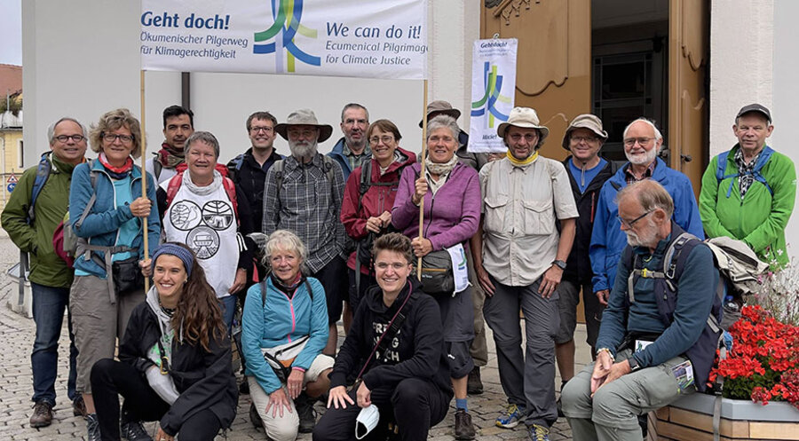 Anna-Nicole Heinrich (vorne rechts) inmitten der Klimapilger vor der Marienkirche in Großenhain. Foto: Jens Knölker / Klimapilgerweg 2021

