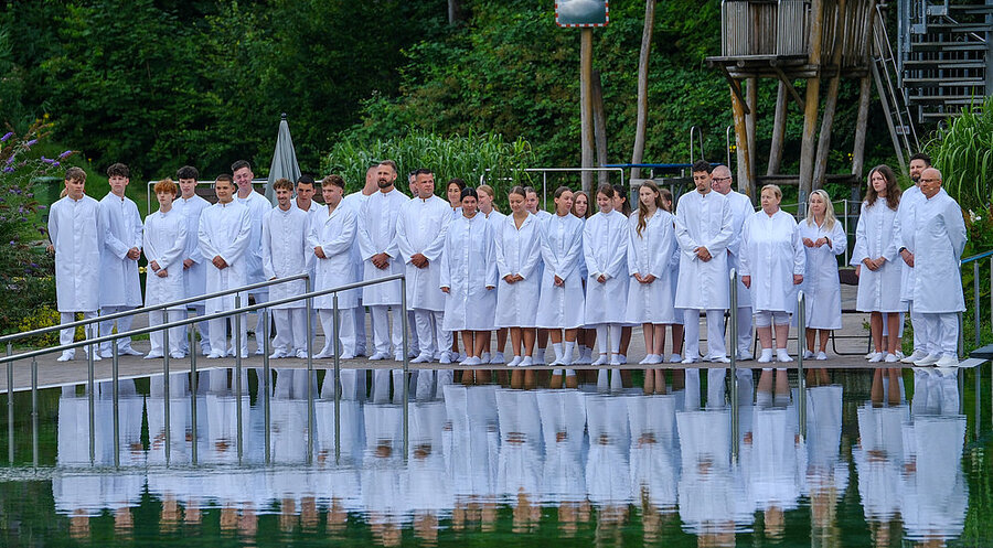 Die Mennoniten-Brüdergemeinde Bielefeld feierte ein Tauffest für 30 Jugendliche und Erwachsene im Naturbad Brackwede. Foto: Andreas Zobe 