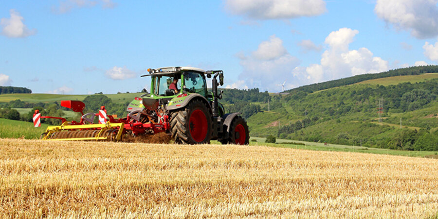 Ein Traktor auf dem Feld. Bild: Pixabay