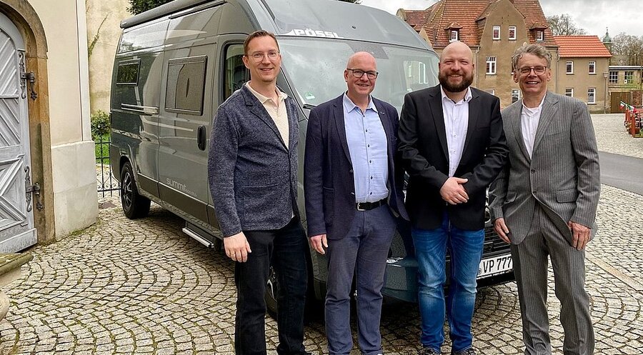 v.l.: Arnd Sturm (Vorsitzender der LKG Elsterwerda-Lauchhammer), Vanlifepastor Holger Gerhard, Christoph Müller (Inspektor im Gemeinschaftsverband Sachsen-Anhalt) und Thomas Mösch (Vorsitzender der LKG Torgau) – im Hintergrund ist der Van von Gerhard zu sehen. Foto: privat