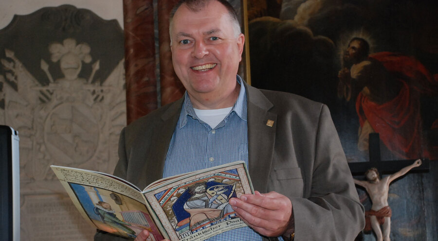 Pfarrer Claus Ebeling mit dem „Fränkischen Psalter“ in der Hand, aus dem bei Mundartgottesdiensten gelesen wird. Foto: IDEA/Romy Schneider