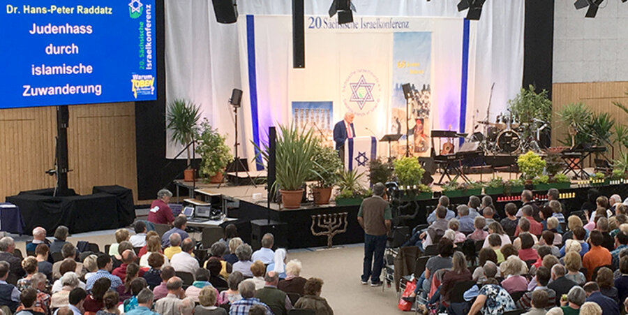 Der Orientalist und Publizist Hans-Peter Raddatz vor rund 850 Besuchern bei der 20. Sächsischen Israelkonferenz in Glauchau. Foto: idea/Pankau