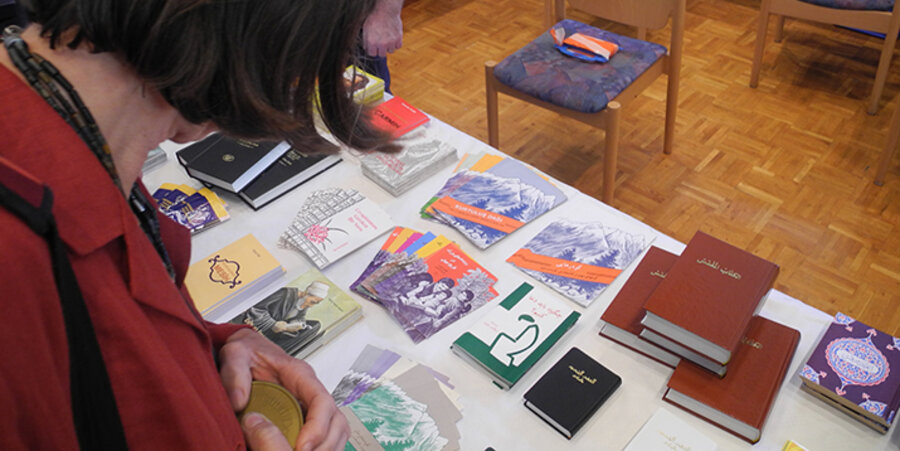 Am Büchertisch gab es eine große Auswahl von biblischen Schriften in vielen Sprachen. Foto: idea/Grasse