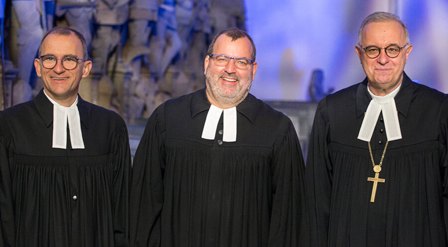 v. l.: Pfarrer Steffen Kern, Pfarrer Matthias Hanßmann und der württembergische Landesbischof, Frank Otfried July. Foto: Die Apis