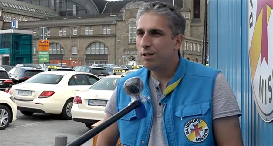 Der Leiter der Bahnhofsmission, Diakon Axel Mangat. Screenshot: YouTube/Nordkirche